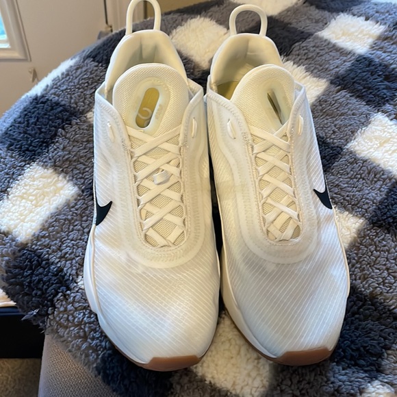 EUC Nike Women’s Air Max 2090 Twist (Fossil Gum) size 10 - Picture 3 of 5